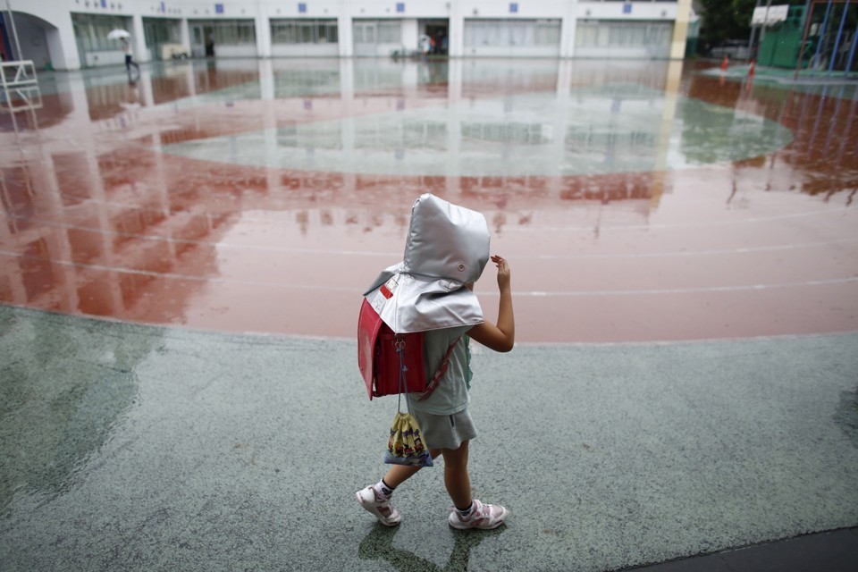 Niño bajo la lluvia